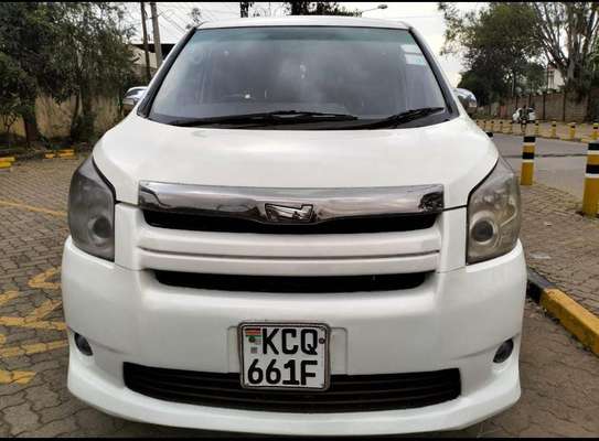 Toyota Noah KCQ image 2