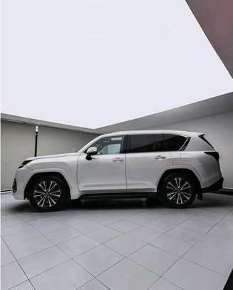 Lexus LX600 2022 Sport White image 4