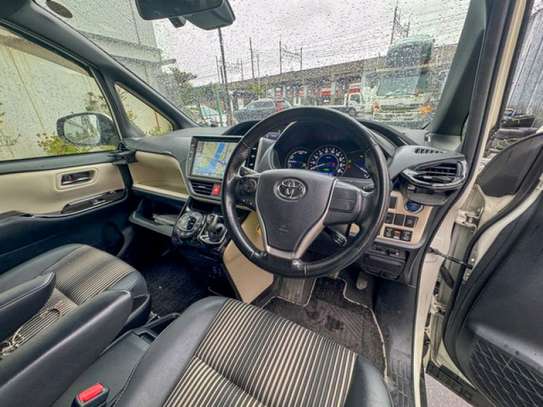 Toyota Noah hybrid white wxB 2019 image 10