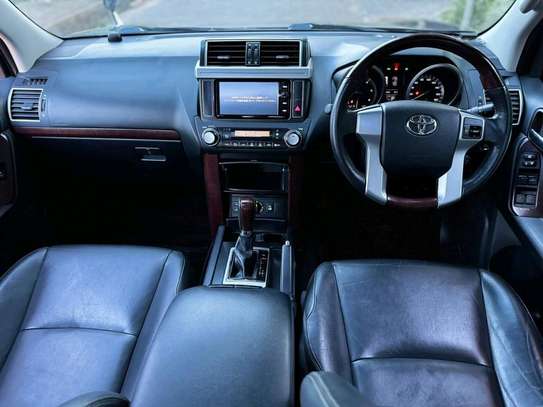Toyota Landcruiser TX black color interior black 2018. image 3