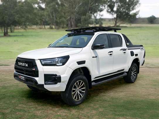 Toyota hilux double cub image 4