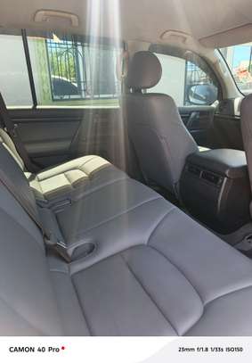 Landcruiser V8 Manual Diesel is on sale in mombasa image 6