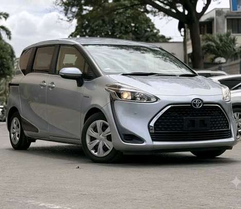 Toyota sienta hybrid silver image 2