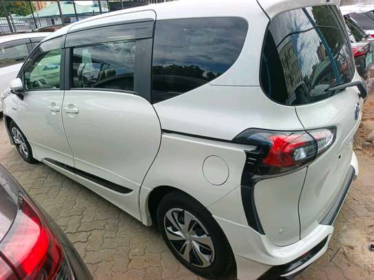 Toyota Sienta hybrid image 4