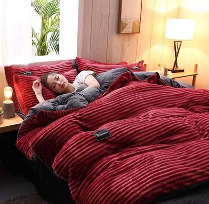 Velvet duvet with sheets and pillow cases image 4