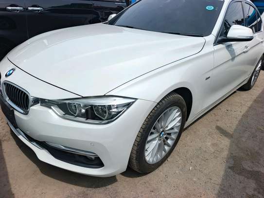 BMW 320i image 2