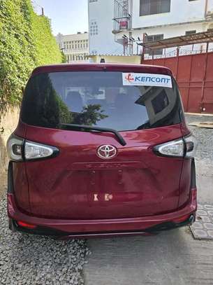 Toyota Sienta redwine image 2
