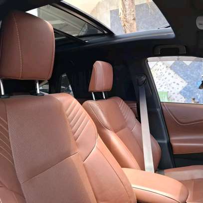 Toyota Harrier White hybrid 2018. 2wd image 3