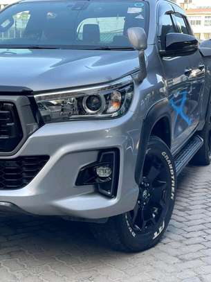 Toyota Hilux Double Cabin silver 2019 image 3