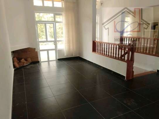 Elegant 5bedroomed residence,all en-suite ¼acre image 8