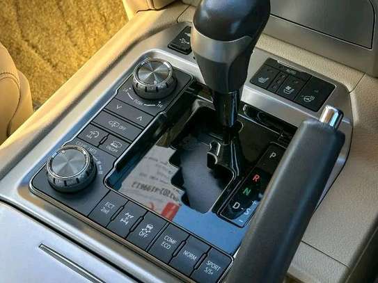 Toyota land Cruiser ZX V8 Gold 2019 image 5