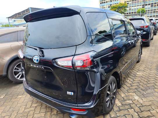 Toyota Sienta Hybrid Black 2018 2wd image 9