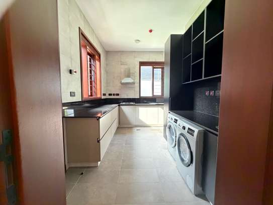 4 Bed House with En Suite in Runda image 6