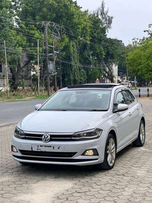 volkswagen polo with sunroof image 2