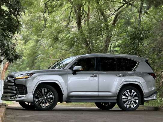 2022 Lexus LX600 image 9