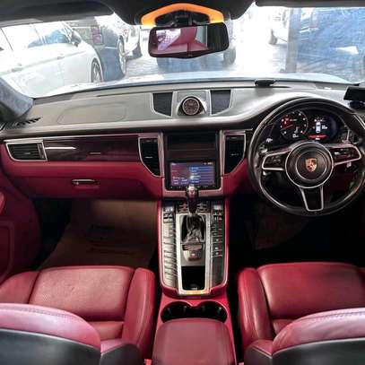 Porsche macan Turbo 2018 sunroof image 6