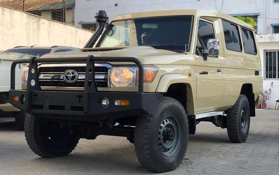 Toyota land Cruiser V8 Hard top 2018 image 5