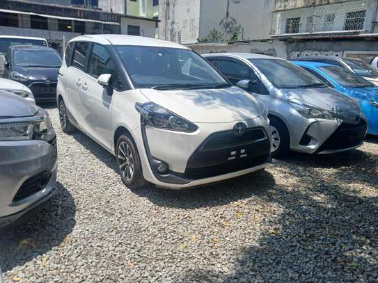 Toyota Sienta non hybrid image 5