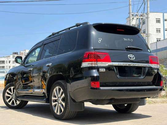 TOYOTA LANDCRUISER V8 ZX 2019MODEL SUNROOF PETROL image 2