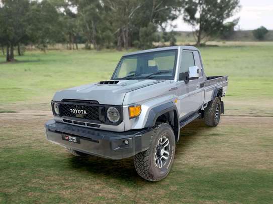 Toyota land cruiser pick up image 4