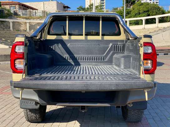 Toyota hilux double cub image 2