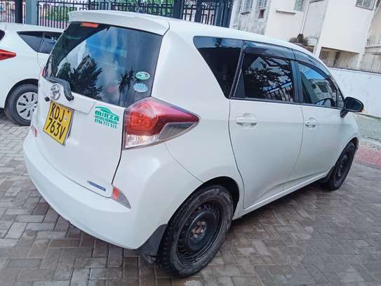 Toyota Ractis image 3