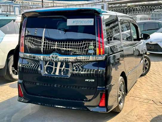 Toyota Noah wxb image 4