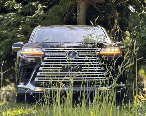 2023 Lexus LX600 image 4