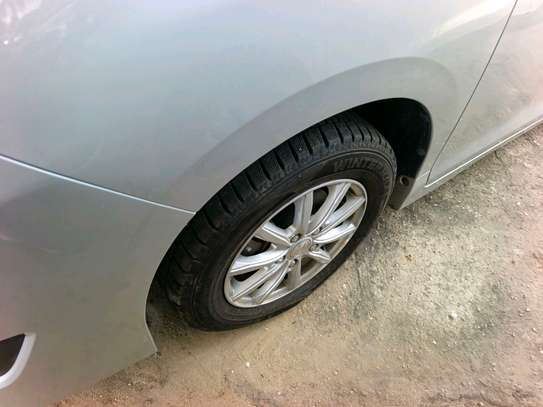 Toyota Noah hybrid image 4