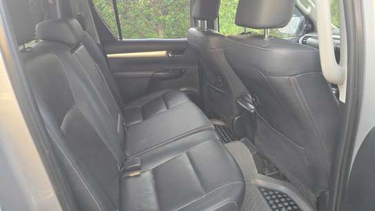 TOYOTA HILUX DOUBLE CABIN 2017MODEL DIESEL image 3