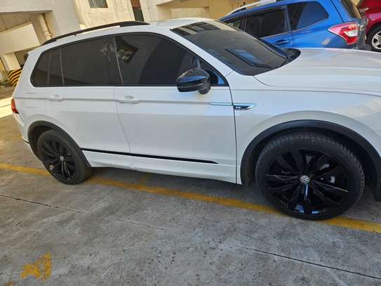Sunroof Volkswagen Tiguan R-Line 4-Motion image 3