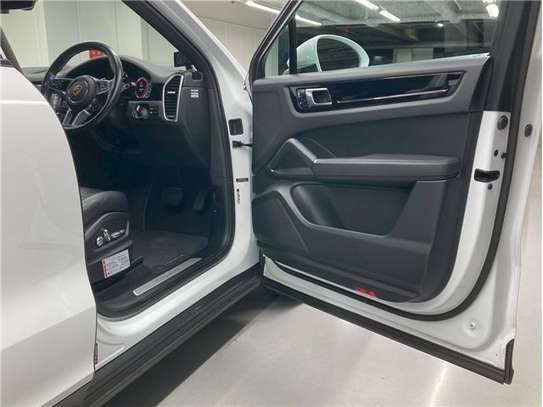2021 PORSCHE CAYENNE COUPE image 6