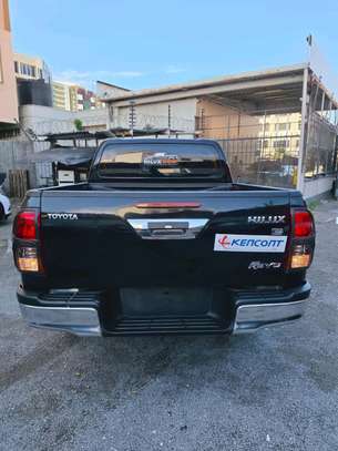 Toyota Hilux double cabin image 4