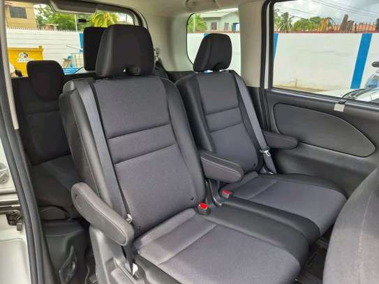 Nissan Serena Empower image 4