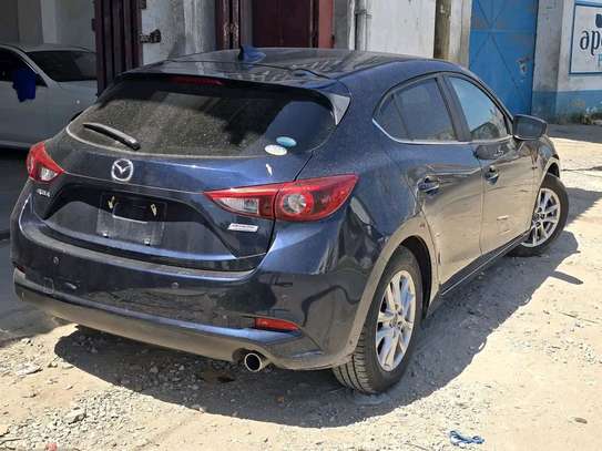 Mazda axela  hatchback image 5