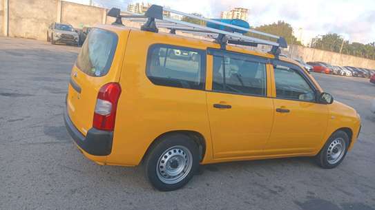 Toyota Probox Amarillo Utilitario Espacioso y Funcional image 4
