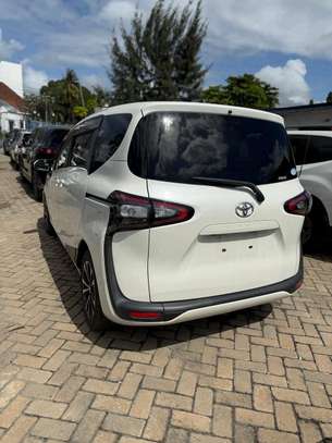 Toyota sienta modelista image 2