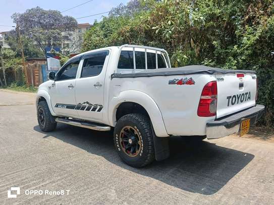 TOYOTA HILUX DOUBLE CAB MANUAL 4WD OPTIONAL DIESEL image 4