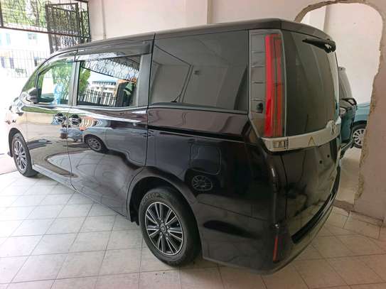 Toyota Noah 8$eater image 3