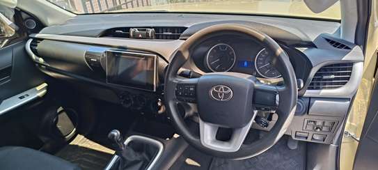 Toyota Hilux Double cabin Manual Diesel 2017 4x4 image 9