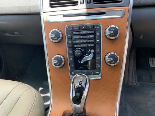 VOLVO XC60 T5 4WD  Sunroof  2017model image 3