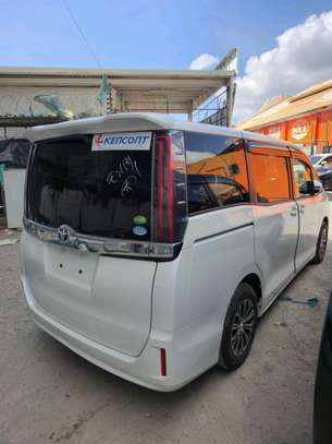 Toyota Noah  pearl image 4