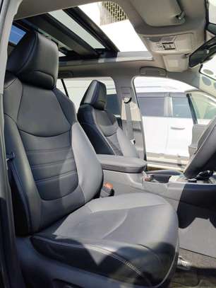 Toyota RAV4 hybrid 2019 sunroof image 4