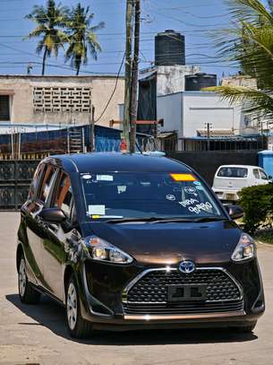 Toyota Sienta hybrid 7seater 2019 image 2