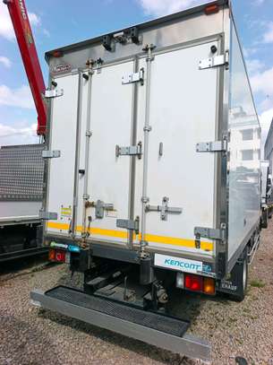 ISUZU NPR85 freezer image 9