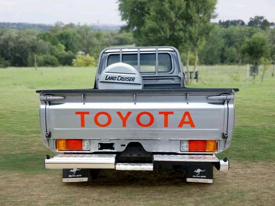 Toyota land cruiser pick up image 3