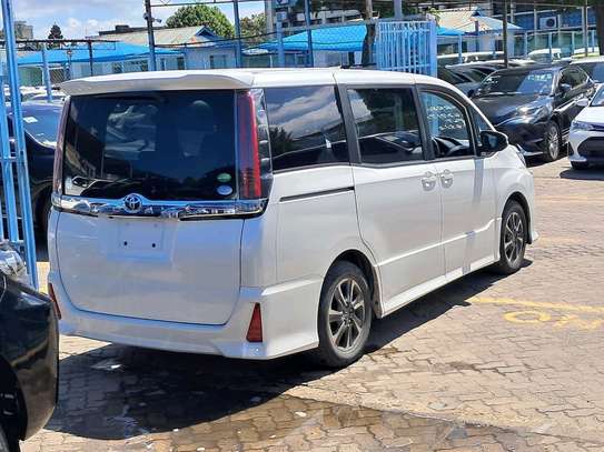 Toyota NOAH 2019 White 7-Seater Petrol Van image 10
