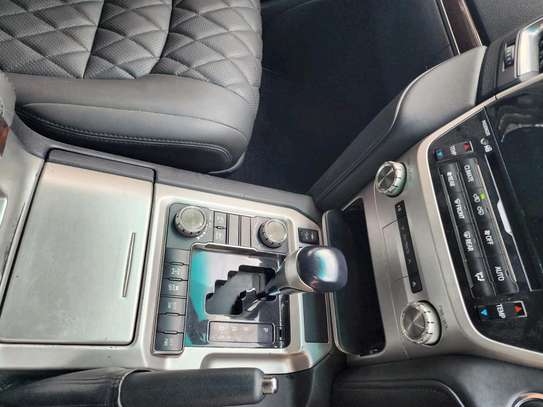 Toyota Land cruiser V8 Sahara Diesel 2018 image 8