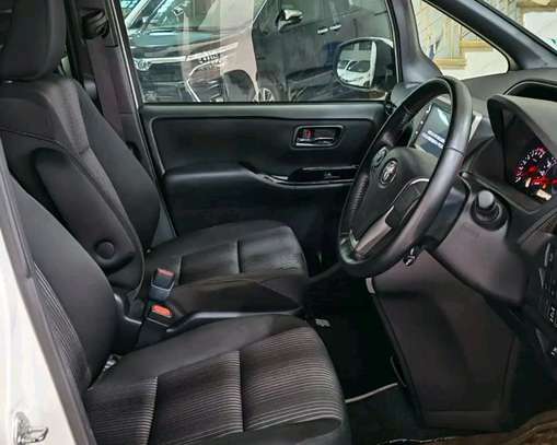 Toyota voxy image 9