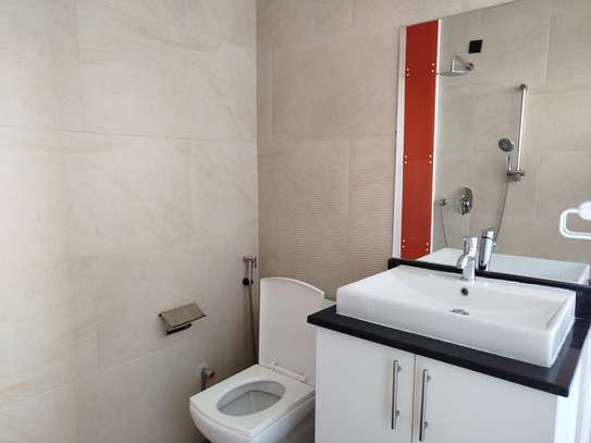4 Bed Apartment with En Suite in General Mathenge image 8